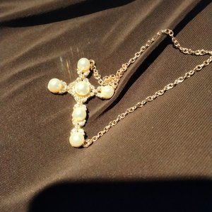 CROSS NECKLACE WITH FAUX PEARLS